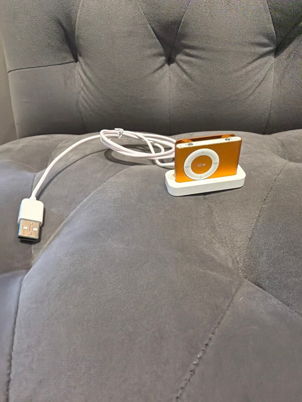 Apple iPod shuffle 2nd Gen Orange MP3 Player Clip with Charging Dock Tested